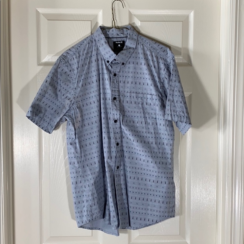 Light blue pattern men’s short sleeve button down
